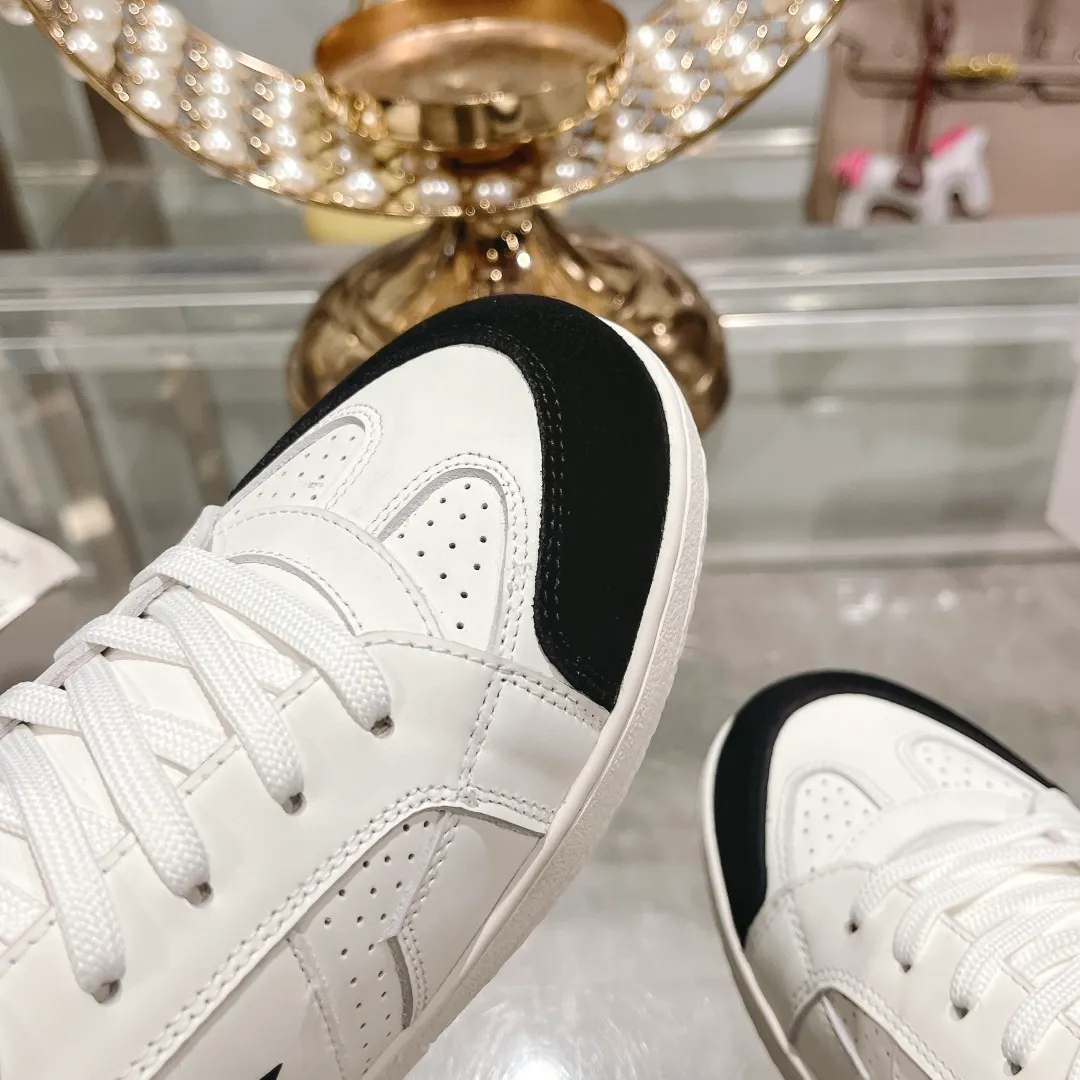 👟👟Ex-factory price 560👟👟Dior2024 new white shoes, Dior Dior Star women's sports shoes, very light summer white shoes. The upper is carefully made of imported suede, decorated with tonal suede panels, metal stars decorate the lace eyelets, and breathable mesh inside. The upper is punched and designed not to stuffy the feet. It is equipped with Christian Dior logo and thin soles. The thick sole is suitable for all seasons! Size: 35-41 (40 and 41 are customized and cannot be returned or exchanged)